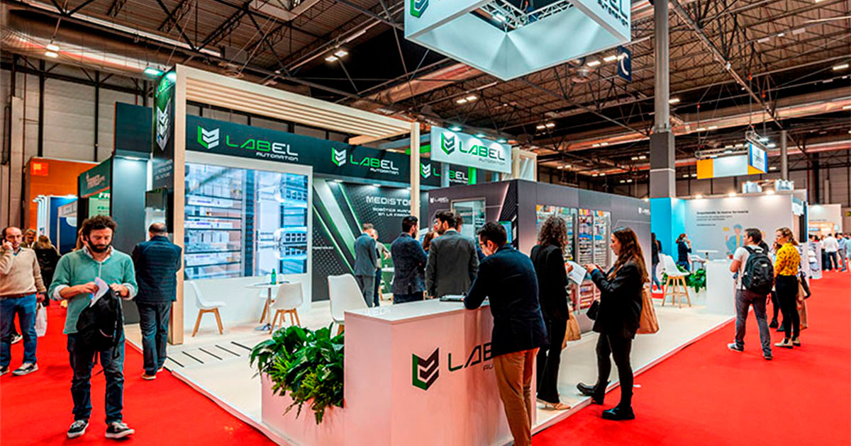 Detalle de carpintería lacada con iluminación direccional sobre un punto de exhibición en un stand a medida