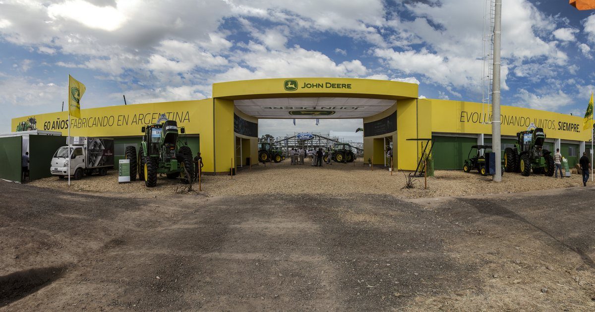 Stand de John Deere en Expoagro, diseñado y construido por CUATRO+D